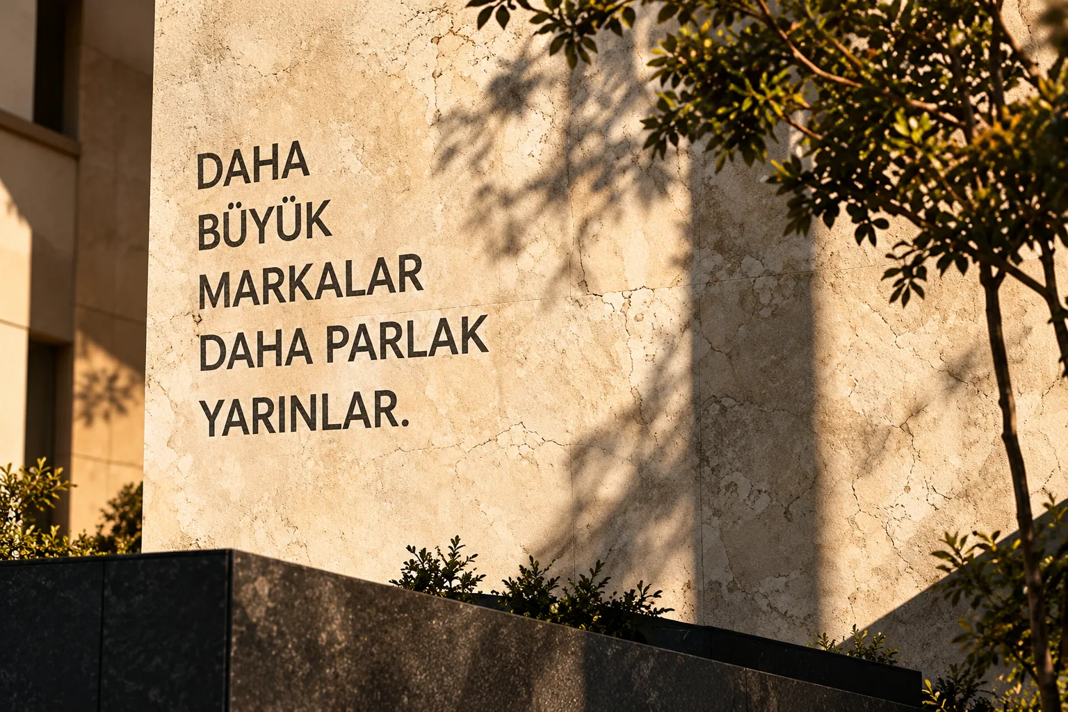 Taş duvarda “Daha büyük markalar, daha parlak yarınlar” yazısı