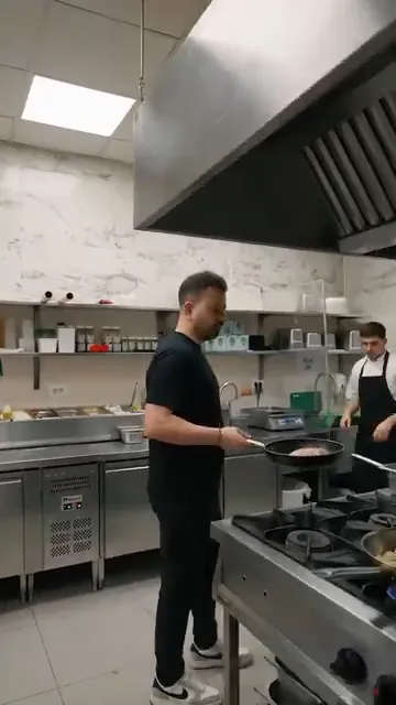 Buyruk Lokantası mutfak videosundan bir kare